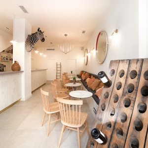 Photo 7 - Atypical loft in the heart of the Carré d’or in Cannes - Le rez de chaussée accueille un bar épuré et entièrement aménagé. Une longue rangée de tables 