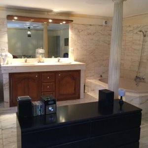 Photo 12 - Hacienda Aixoise - Salle de bain en marbre de carrare dans la suite parentale avec baignoire géante.