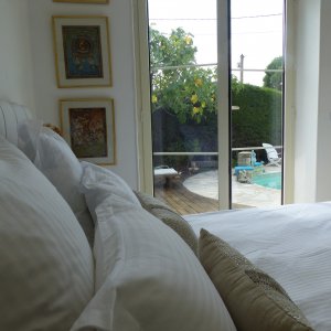Photo 8 - Garden and swimming pool in guest house 12 minutes walk from the Palais des Festivals - chambre devant piscine