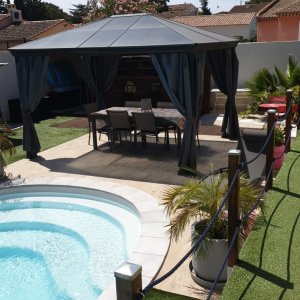 Photo 5 - Heated swimming pool & bar in a relaxing setting - 