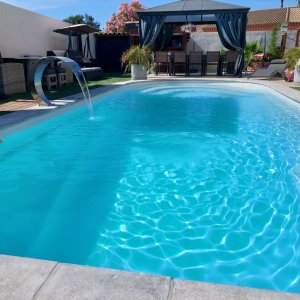 Photo 8 - Heated swimming pool & bar in a relaxing setting - 
