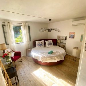Photo 79 - Domaine niché entre mer et montagne, Bâtisse de charme constituée de 4 appartements - Chambre à coucher, lit rond Appartement "Mimosa"