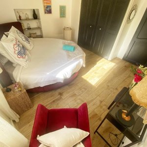Photo 94 - Domaine niché entre mer et montagne, Bâtisse de charme constituée de 4 appartements - Chambre à coucher, lit rond Appartement "Mimosa"
