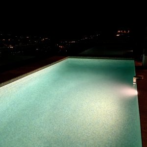 Photo 5 - Piscine terrasse avec Pool House et vue mer et collines - piscine éclairée le soir