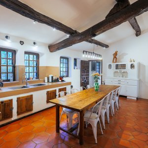 Photo 31 - Moulin historique de 400m2 situé à Vence proche village médiéval - La cuisine avec une grande table pouvant accueillir 10 personnes