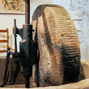 Photo 79 - Moulin historique de 400m2 situé à Vence proche village médiéval - Une des anciennes roues du moulin