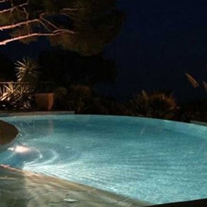 Photo 16 - Charmant mas provençal, splendide vue mer, piscine chauffée à débordement - La Crespina - Piscine  la nuit