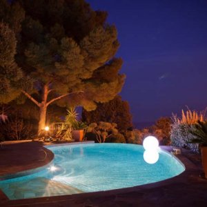 Photo 14 - Charmant mas provençal, splendide vue mer, piscine chauffée à débordement - La Crespina - Piscine  la nuit