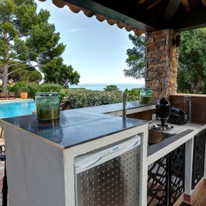 Photo 6 - Charmant mas provençal, splendide vue mer, piscine chauffée à débordement - La Crespina - Cuisine extérieur