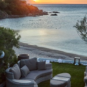 Photo 28 - Magnificent luxury villa near Saint-Tropez - espace paradisiaque, unique, privilégié et à l'abris des regards ! ( toit du garage à bateau donnant directement sur la plage)
