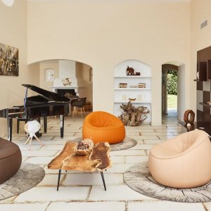 Photo 2 - Magnifique villa de luxe proche Saint-Tropez - salon vue mer , piano
