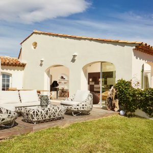 Photo 25 - Magnificent luxury villa near Saint-Tropez - depuis le jardin coté mer, petit salon et table de déjeuner sur la terrasse en teck

