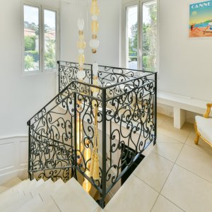 Photo 7 - Villa de 300m2 avec piscine en plein centre de Cannes Croisette  - Escalier étage 
