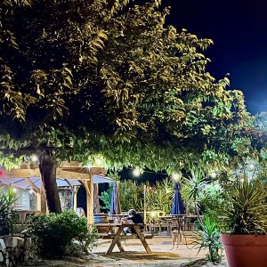 Photo 8 - Atypical restaurant near Ajaccio - terrasse la nuit entrée droite 