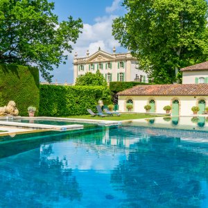 Photo 4 - Château en Provence avec terrain de 20 acres - Vue piscine sur château