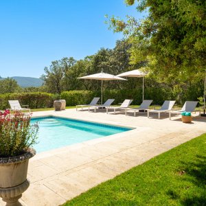 Photo 3 - Villa spacieuse avec une vue imprenable et une piscine - Piscine avec une grande terrasse et un pool house