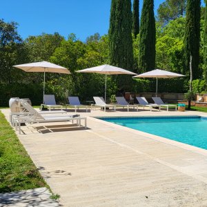 Photo 4 - Villa spacieuse avec une vue imprenable et une piscine - Piscine avec une grande terrasse et un pool house