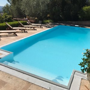 Photo 1 - Élégante Villa en Pays de Fayence - La piscine miroir avec sa cuisine d'été équipée et sa pergola pour 10-12 convives