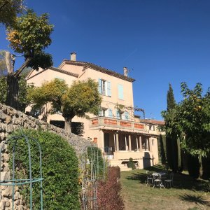 Photo 0 - Elegant Villa in Pays de Fayence - Vue de la maison et de son péristyle, depuis la berge du bas du jardin