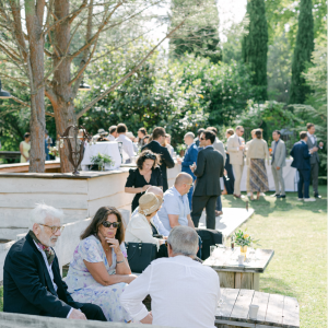 Photo 6 - Bastide du Régent, wedding estate in Provence - L'espace bar dans le parc