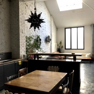 Photo 3 - Industrial style high ceiling loft - Le salon avec cuisine ouverte