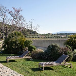 Photo 4 - Guest house 400 m2 with garden, view of Mont Ventoux - espace repos du jardin, avec le Mont Ventoux en arrière plan