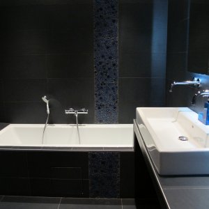 Photo 12 - Appartement 140m2 centre Cannes avec terrasse 90m2 - Salle de bain avec double vasque, douche et bain séparé pour les chambres 2 et 3. 
WC séparé avec lave-main