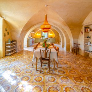 Photo 4 - Magnificent Provencal farmhouse - Cuisine équipée donnant sur salle a manger avec cheminée