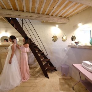 Photo 10 - Domaine de grandes réceptions et fêtes - La mariée se prépare dans le pigeonnier du domaine.
