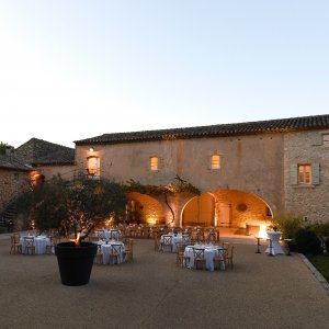 Photo 3 - Area for large receptions and parties - Début de soirée dans la cour d'honneur du moulin