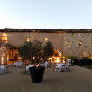 Photo 5 - Area for large receptions and parties - La cour d'honneur du mas en début de soirée