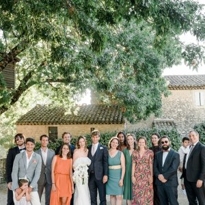Photo 8 - Domaine de grandes réceptions et fêtes - Photo de famille prise sous le frêne, dans la cour d'honneur du mas.