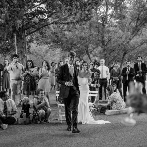 Photo 11 - Domaine de grandes réceptions et fêtes - Sur la pelouse, à l'extérieur de la cour d'honneur, les mariés entourés de leurs amis