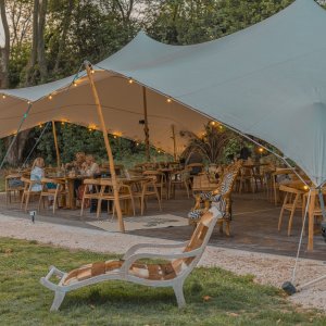 Photo 6 - Restaurant installé sous une tente dans un verger de poiriers à Avignon - L'ambiance