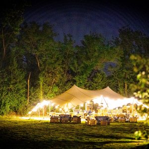 Photo 0 - Restaurant installé sous une tente dans un verger de poiriers à Avignon - Le restaurant au soir