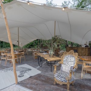Photo 7 - Restaurant installé sous une tente dans un verger de poiriers à Avignon - L'ambiance