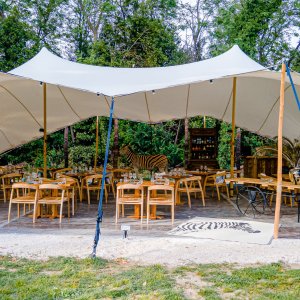 Photo 3 - Restaurant installé sous une tente dans un verger de poiriers à Avignon - Le restaurant dans la journée