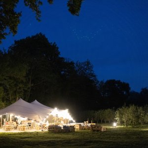 Photo 10 - Restaurant installé sous une tente dans un verger de poiriers à Avignon - Le restaurant sous les étoiles