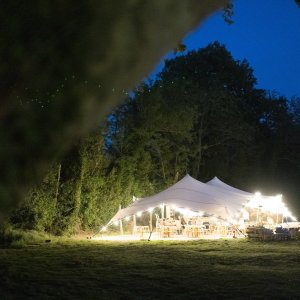 Photo 11 - Restaurant installé sous une tente dans un verger de poiriers à Avignon - Le restaurant sous les étoiles