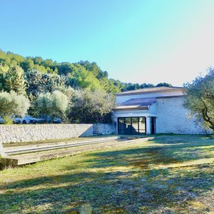 Photo 4 - Domaine privé à 15 minutes d’Aix en Provence  - Le bassin, sa fontaine et l'entrée du Mas