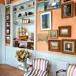 Photo 10 - Historic apartment 18th century - Petit salon dont les murs sont tapissés de tableaux .