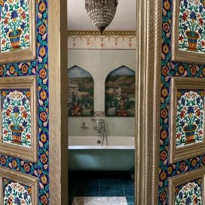 Photo 19 - Maison Familiale Provençale - Grande Piscine - Vue Mer - Portes de la chambre indienne donnant sur la salle de bain