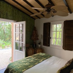 Photo 21 - Maison Familiale Provençale - Grande Piscine - Vue Mer - Thaïlande Chambre avec une porte ouvrant sur un jardin méditatif asiatique
