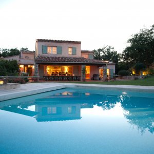 Photo 35 - Provencale Family Home - Large Pool - Seaview - Piscine vers la maison au crépuscule