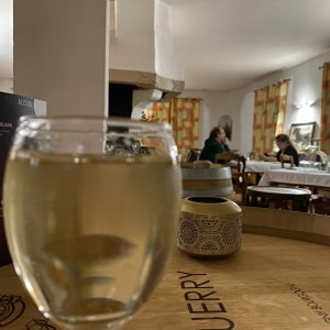 Photo 13 - Restaurant with bar and music - Des vins du terroir dans un cadre rustique à déguster aussi en terrasse 