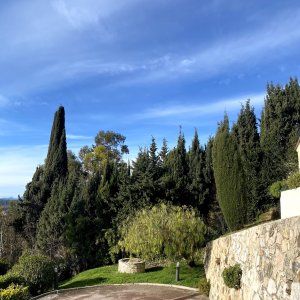 Photo 2 - Villa de luxe avec vue panoramique sur la mer - Vue du puits le long de l'allée menant à la maison et au garage