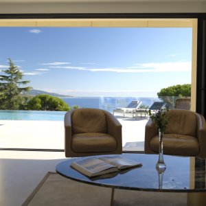 Photo 23 - Belle villa proche de Monaco - Salon donnant sur la piscine