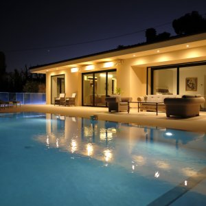 Photo 0 - Belle villa proche de Monaco - La maison et la piscine éclairés
