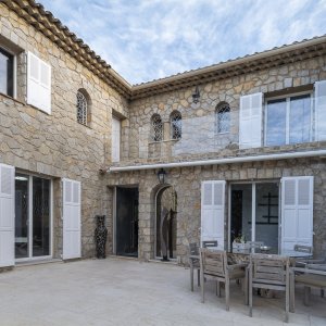 Photo 4 - Villa luxueuse et lumineuse en pierres 360 m²  - La terrasse