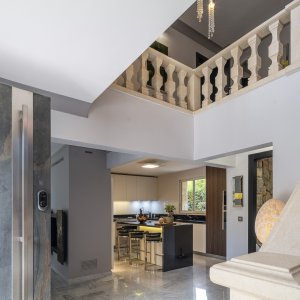 Photo 11 - Villa luxueuse et lumineuse en pierres 360 m²  - L'escalier vers niveau 2